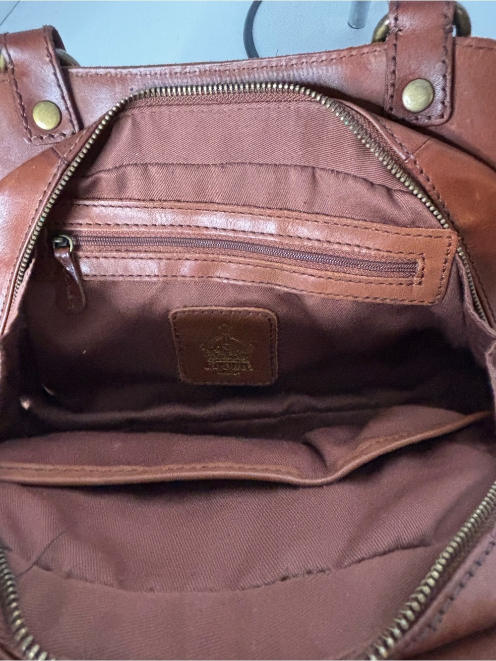 Crown Vintage brown Classic Tan Leather Shoulder Bag - Timeless Everyday Style - Picture 9 of 9